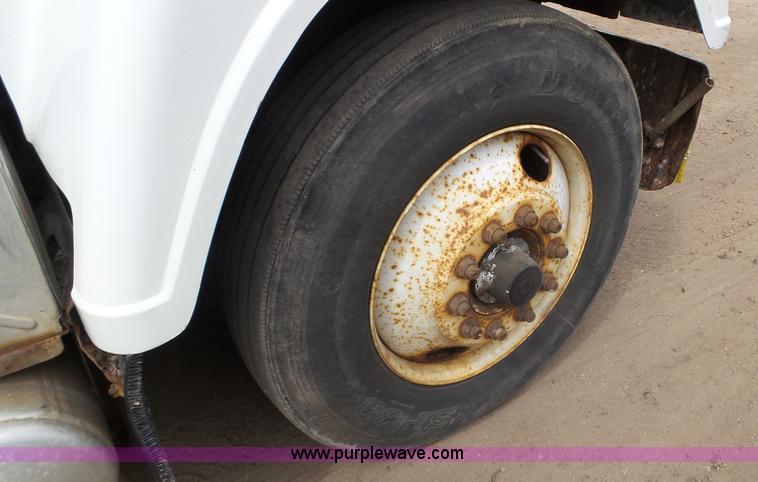 image for item K4681 1988 Mack RW613 semi truck