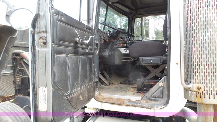 image for item K4681 1988 Mack RW613 semi truck