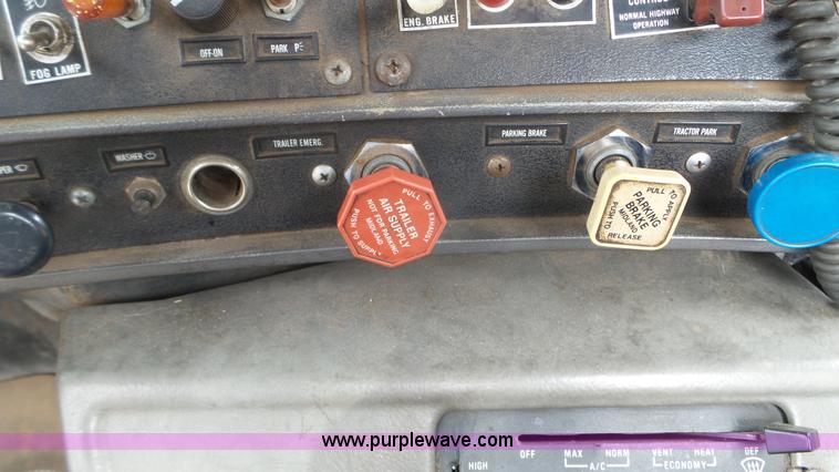 image for item K4681 1988 Mack RW613 semi truck