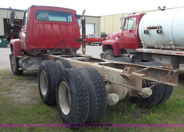 image for item K5216 1988 Ford L8000 truck cab and chassis
