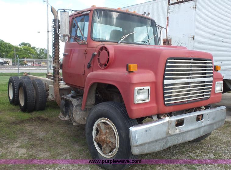 image for item K5216 1988 Ford L8000 truck cab and chassis