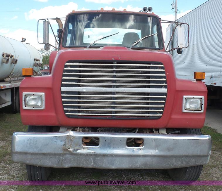 image for item K5216 1988 Ford L8000 truck cab and chassis