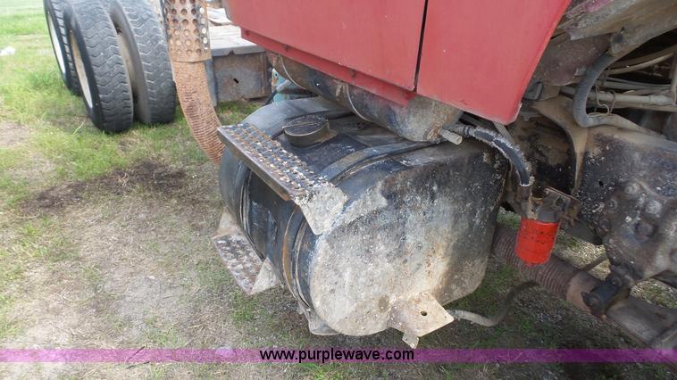 image for item K5216 1988 Ford L8000 truck cab and chassis