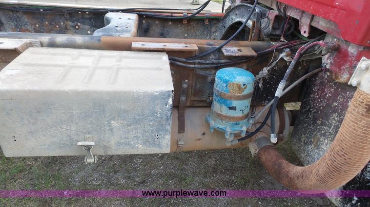 image for item K5216 1988 Ford L8000 truck cab and chassis