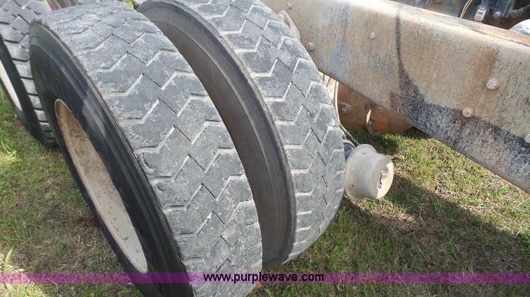 image for item K5216 1988 Ford L8000 truck cab and chassis