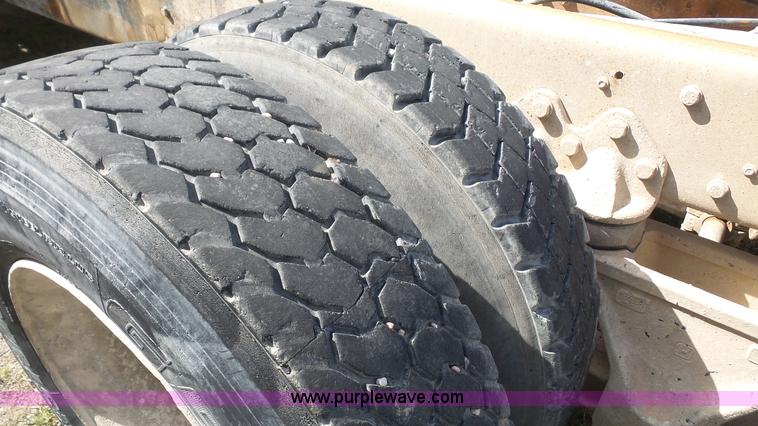 image for item K5216 1988 Ford L8000 truck cab and chassis