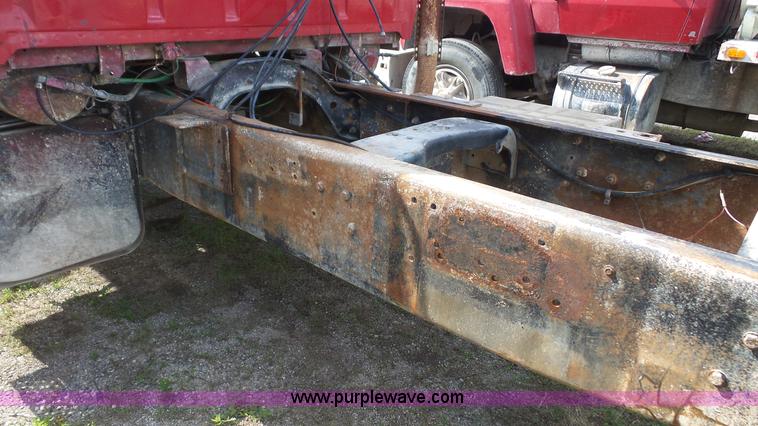 image for item K5216 1988 Ford L8000 truck cab and chassis