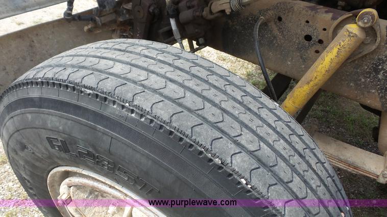 image for item K5216 1988 Ford L8000 truck cab and chassis