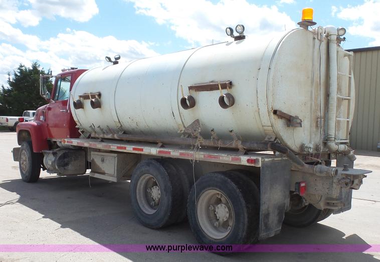 image for item K5217 1989 Ford L8000 tank truck