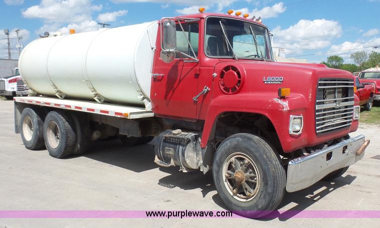 image for item K5217 1989 Ford L8000 tank truck