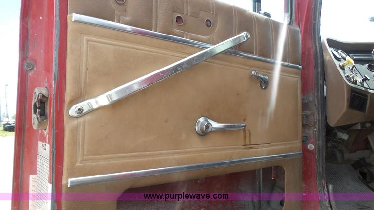 image for item K5217 1989 Ford L8000 tank truck