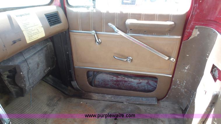 image for item K5217 1989 Ford L8000 tank truck