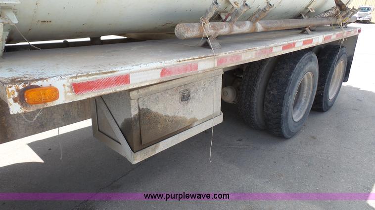 image for item K5217 1989 Ford L8000 tank truck