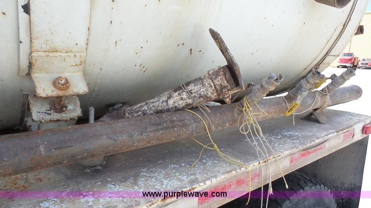 image for item K5217 1989 Ford L8000 tank truck