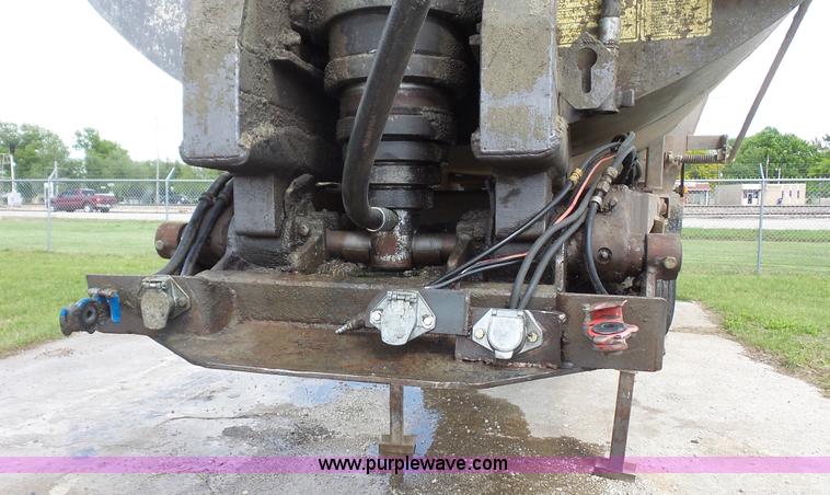 image for item K5219 1999 Travis HRS end dump trailer