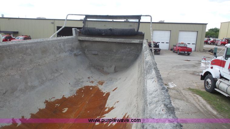 image for item K5219 1999 Travis HRS end dump trailer