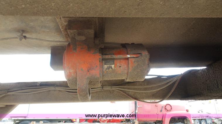 image for item K5219 1999 Travis HRS end dump trailer