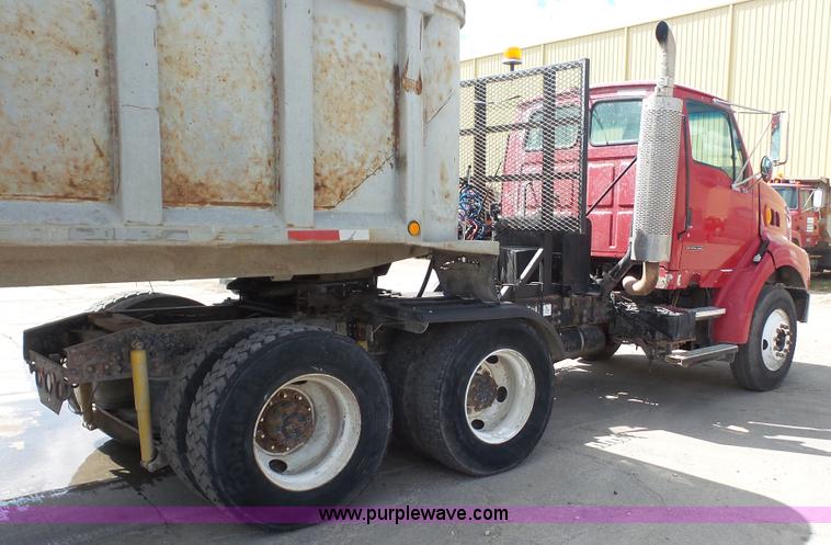 image for item K5221 2000 Sterling A9500 semi truck