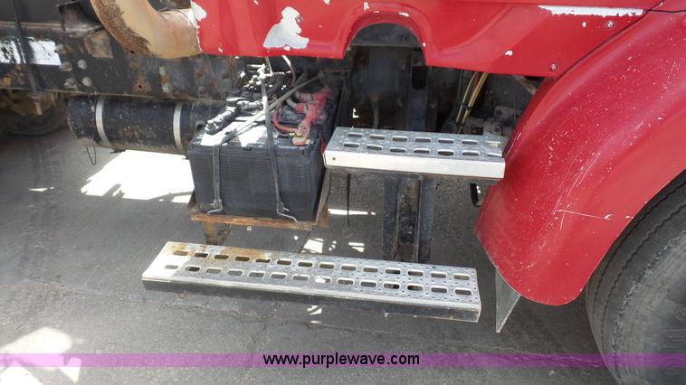 image for item K5221 2000 Sterling A9500 semi truck