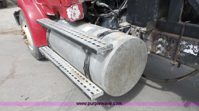 image for item K5221 2000 Sterling A9500 semi truck