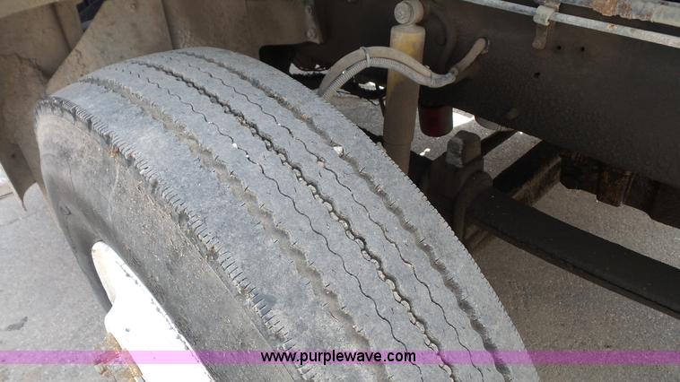 image for item K5221 2000 Sterling A9500 semi truck