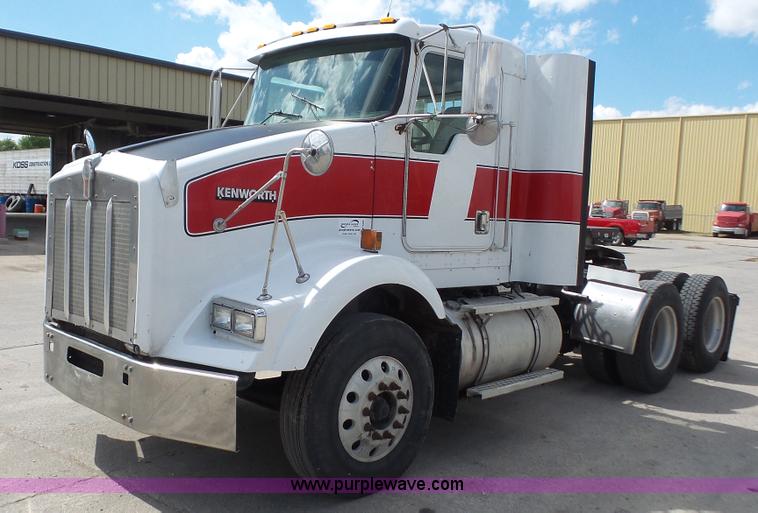 image for item K5222 1999 Kenworth T800B semi truck