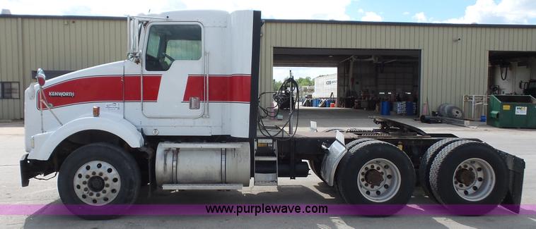 image for item K5222 1999 Kenworth T800B semi truck