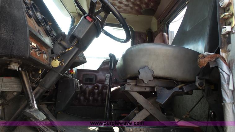 image for item K5222 1999 Kenworth T800B semi truck