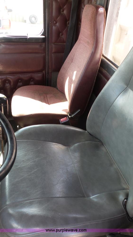 image for item K5222 1999 Kenworth T800B semi truck