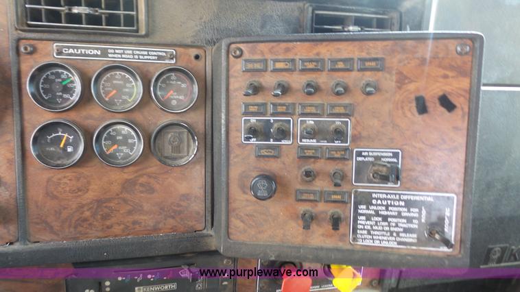 image for item K5222 1999 Kenworth T800B semi truck