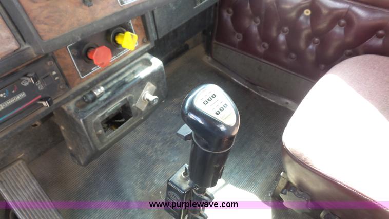 image for item K5222 1999 Kenworth T800B semi truck