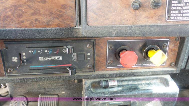 image for item K5222 1999 Kenworth T800B semi truck