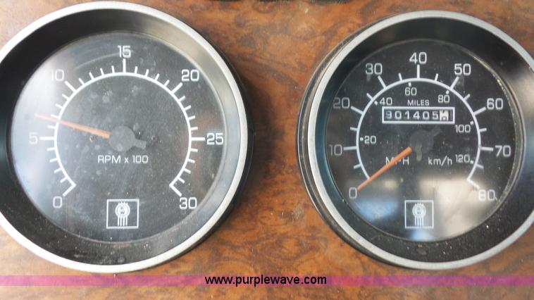 image for item K5222 1999 Kenworth T800B semi truck