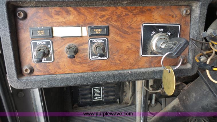 image for item K5222 1999 Kenworth T800B semi truck