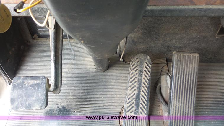 image for item K5222 1999 Kenworth T800B semi truck