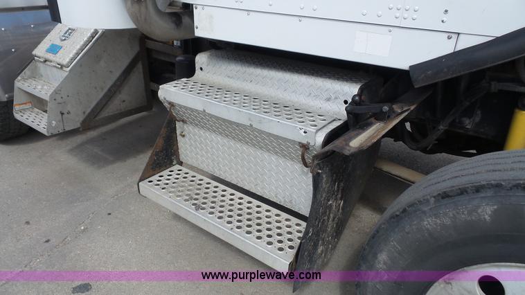 image for item K5222 1999 Kenworth T800B semi truck