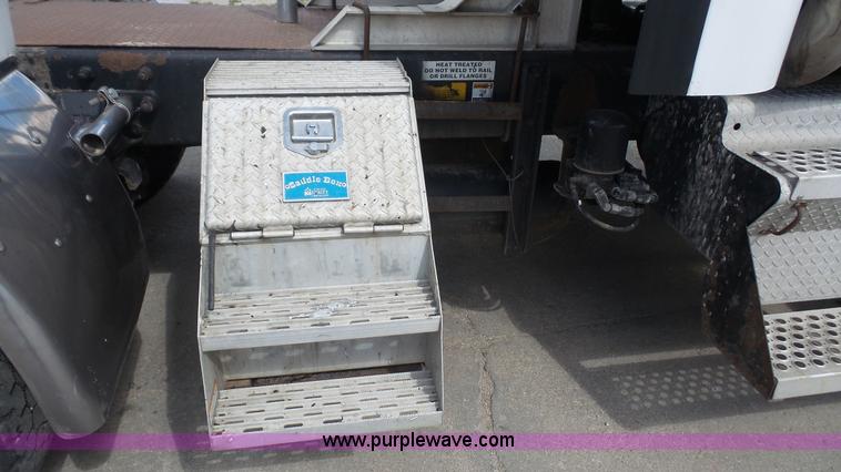 image for item K5222 1999 Kenworth T800B semi truck