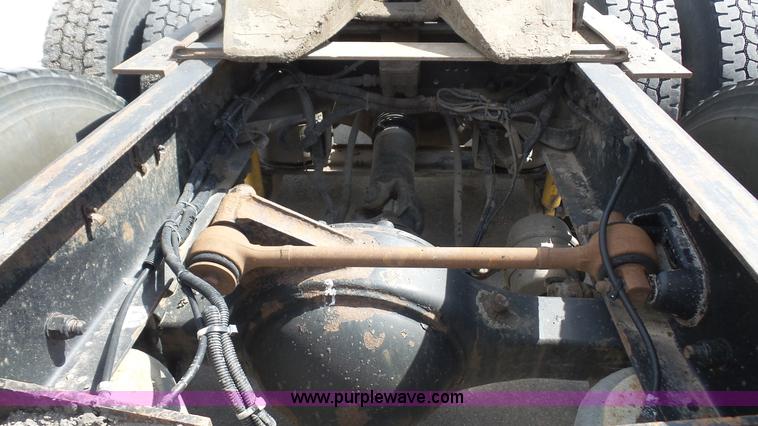 image for item K5222 1999 Kenworth T800B semi truck