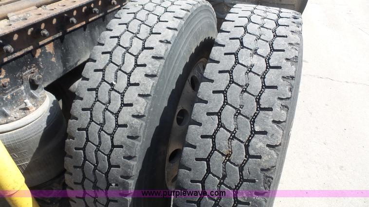 image for item K5222 1999 Kenworth T800B semi truck