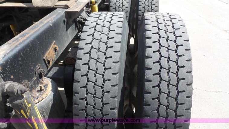 image for item K5222 1999 Kenworth T800B semi truck