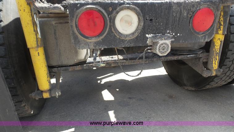 image for item K5222 1999 Kenworth T800B semi truck