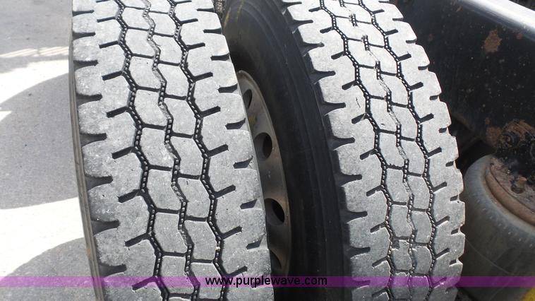 image for item K5222 1999 Kenworth T800B semi truck