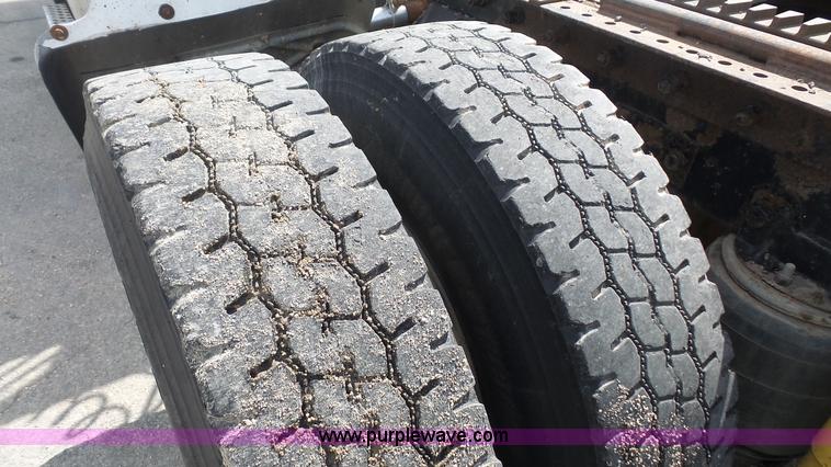 image for item K5222 1999 Kenworth T800B semi truck