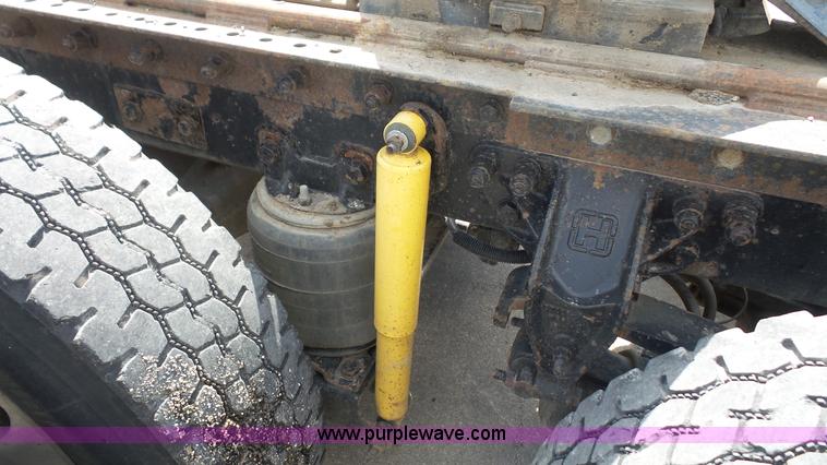 image for item K5222 1999 Kenworth T800B semi truck