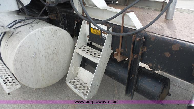 image for item K5222 1999 Kenworth T800B semi truck