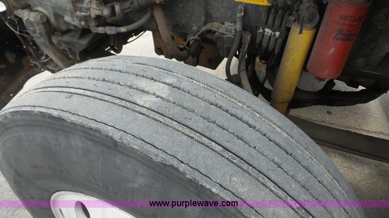 image for item K5222 1999 Kenworth T800B semi truck