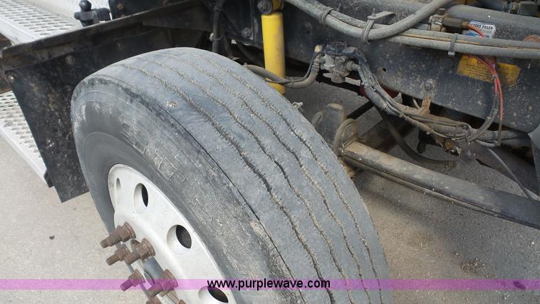 image for item K5222 1999 Kenworth T800B semi truck