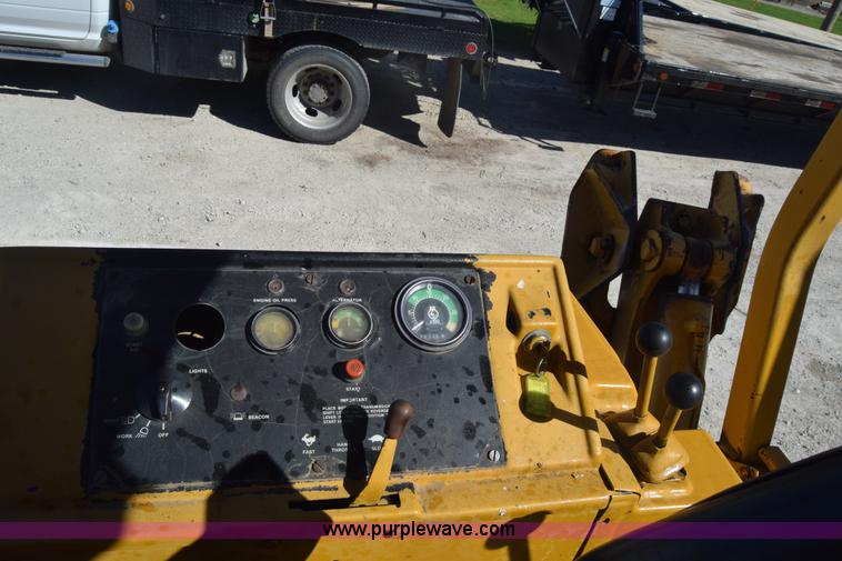 image for item K6576 1985 John Deere 410B backhoe