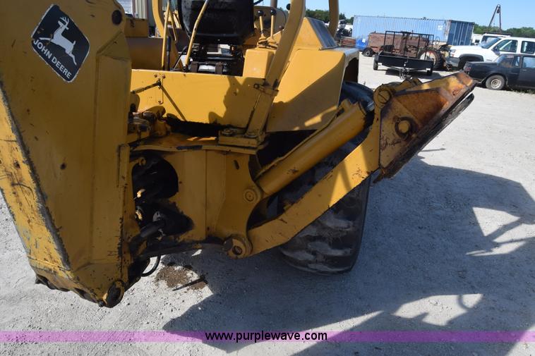image for item K6576 1985 John Deere 410B backhoe