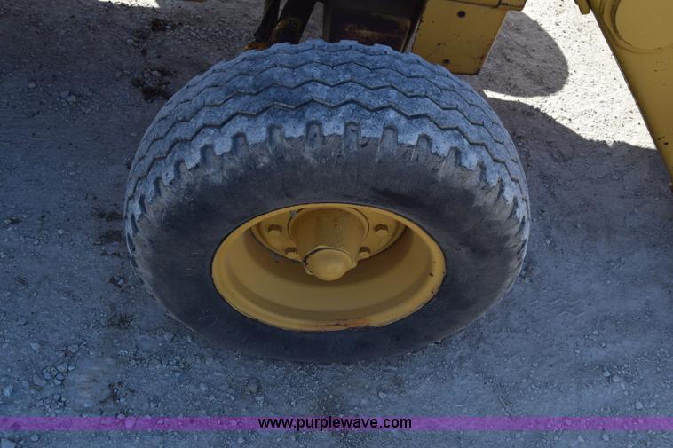 image for item K6576 1985 John Deere 410B backhoe